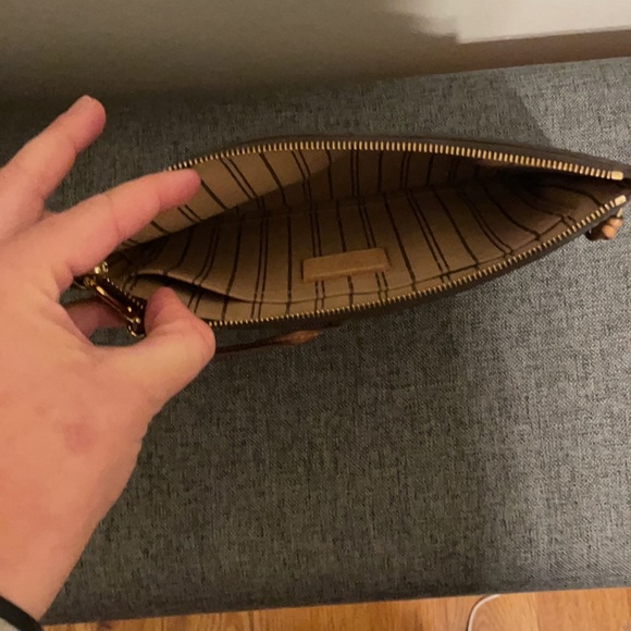 Louis Vuitton wristlet - Picture 5 of 6